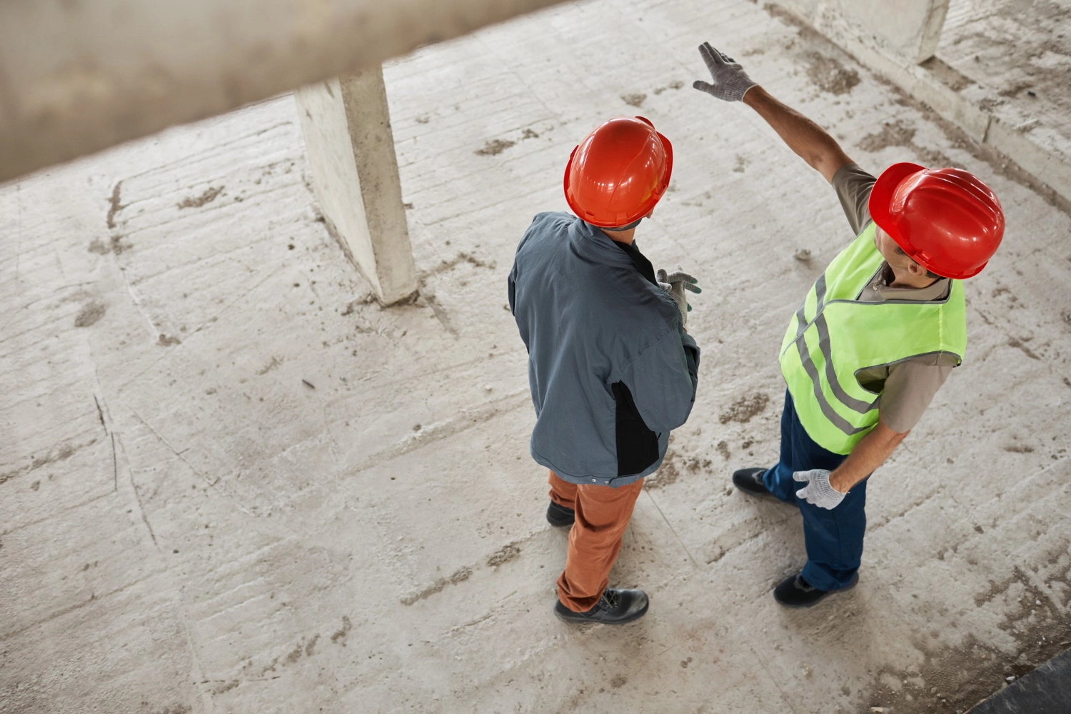 un maitre d'oeuvre sur un chantier de constuction de maison à reims